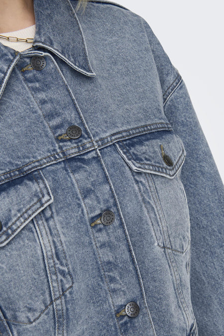Jean en denim de ONLY, avec fermeture à boutons et poches sur la poitrine.
