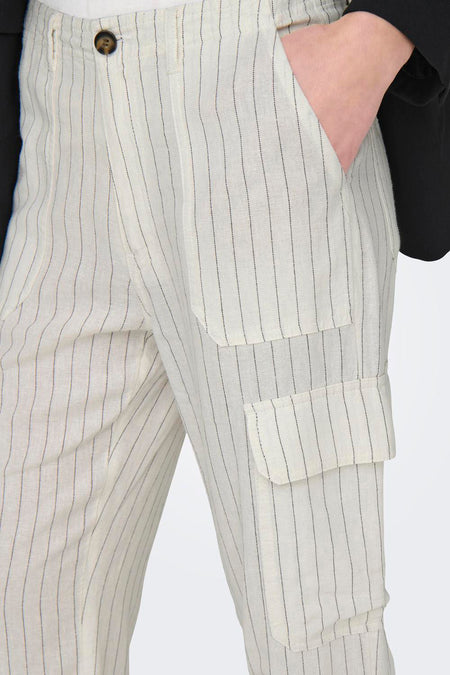 Pantalon de travail blanc ONLY, avec des bandes verticales et des poches sur la jambe.
