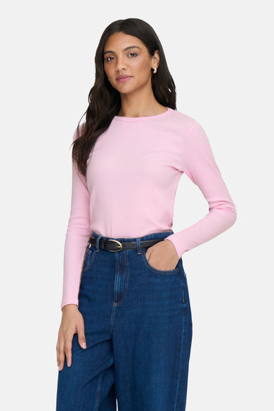 T-shirt rose à manches longues de JDY, associé à un jean bleu et une ceinture noire.