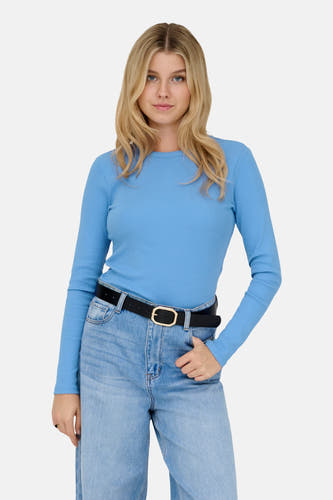 T-shirt bleu à manches longues de JDY, couleur unie et manches longues, associé à des jeans larges et une ceinture noire.