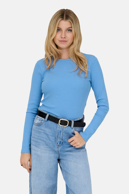 T-shirt bleu à manches longues de JDY, couleur unie et manches longues, associé à des jeans larges et une ceinture noire.