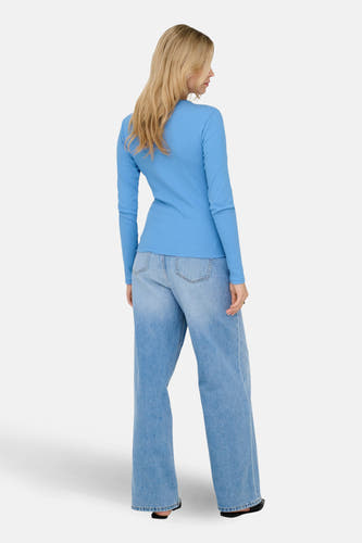 T-shirt bleu à manches longues de JDY, avec des bordures et porté avec un jeans large.
