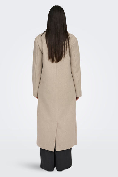 Beige lange jas van JDY, gezien van achteren, met lange donkere haar.