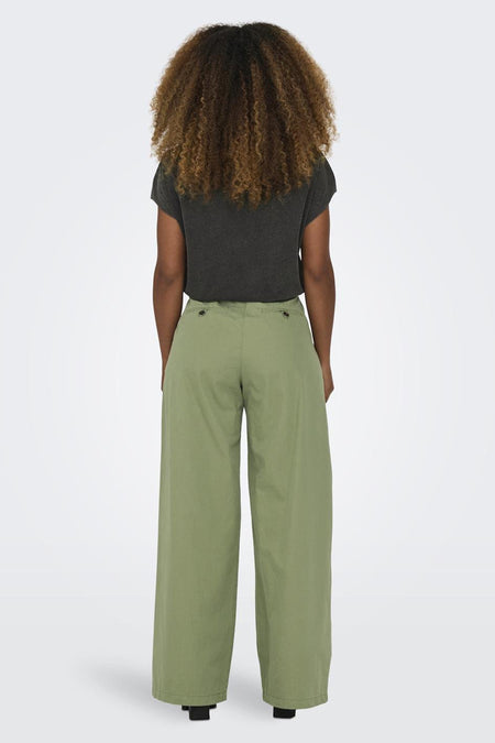 Groene broek van ONLY, met wijde pijpen en een effen kleur, gezien van achteren.