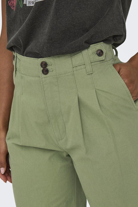 Pantalon vert de ONLY, avec des plis et des boutons bruns.
