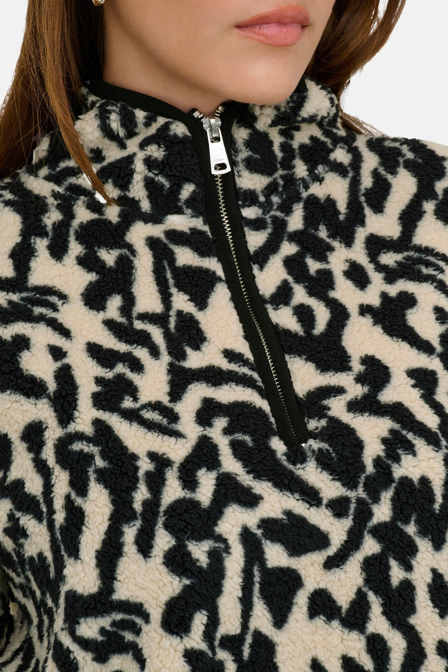 Damesfleece trui met luipaardprint en ritssluiting.