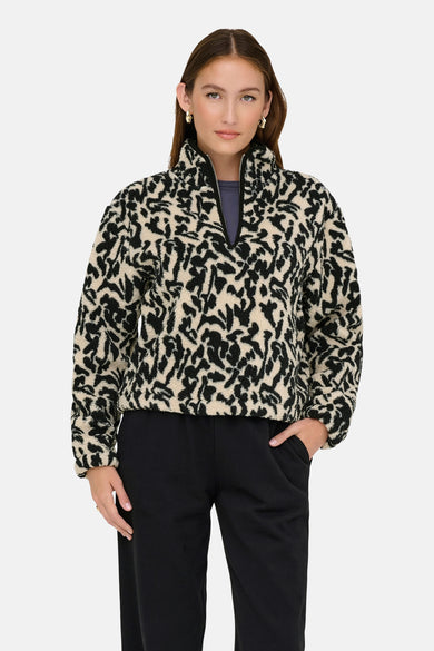 Fleece noir ONLY, avec un motif abstrait noir et blanc et une fermeture éclair courte.