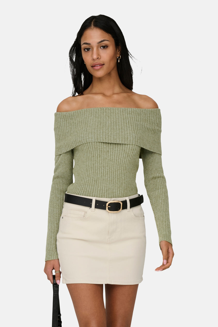 Pull vert émeraude à épaules dénudées de ONLY, à manches longues et coupe ajustée.