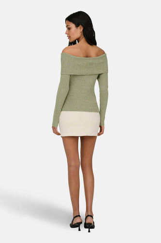 Groene offshoulder trui van ONLY, met lange mouwen en een ribgebreide textuur, gecombineerd met een witte rok.