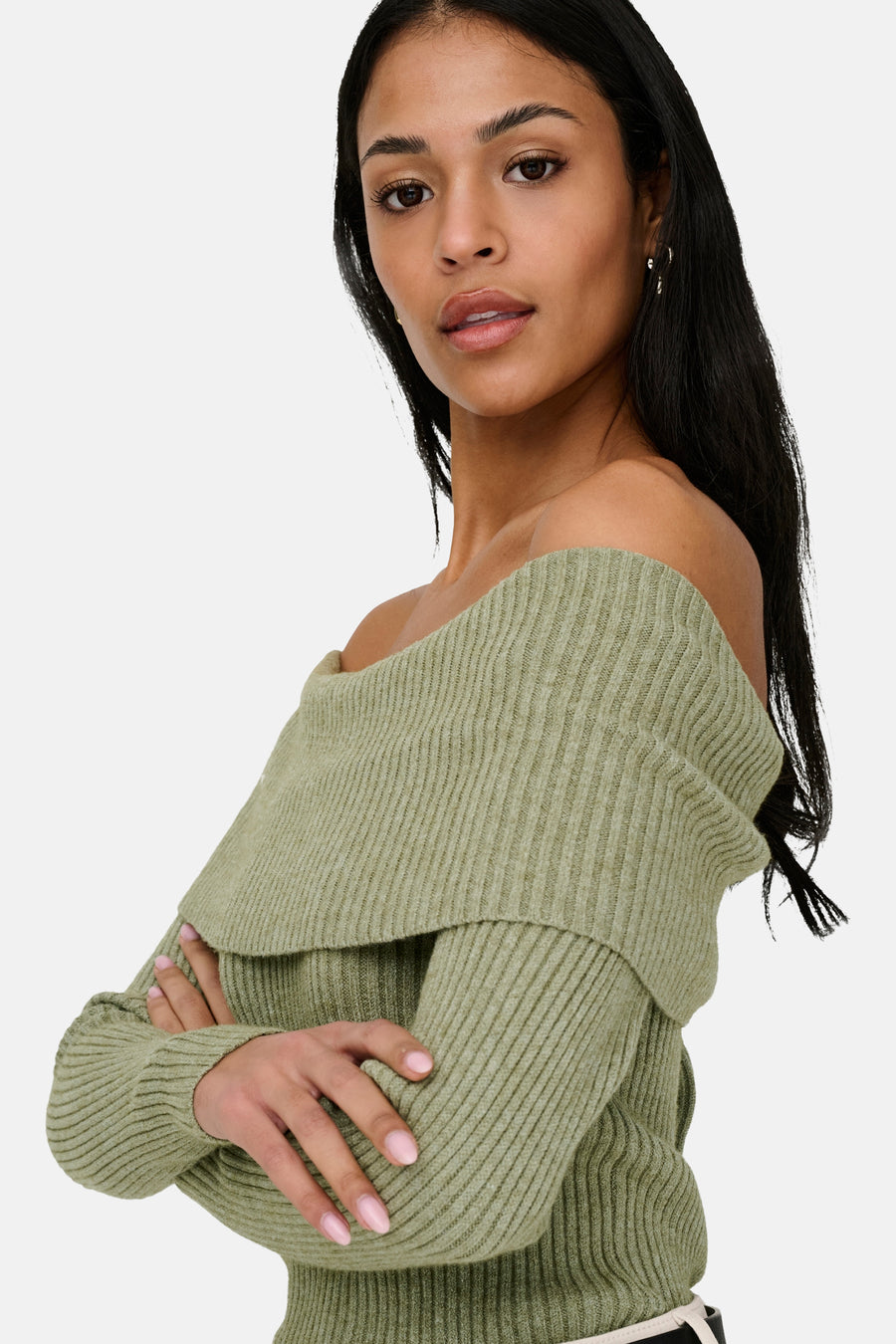 Pull vert émeraude à épaules dénudées de ONLY, avec texture côtelée et bras croisés.