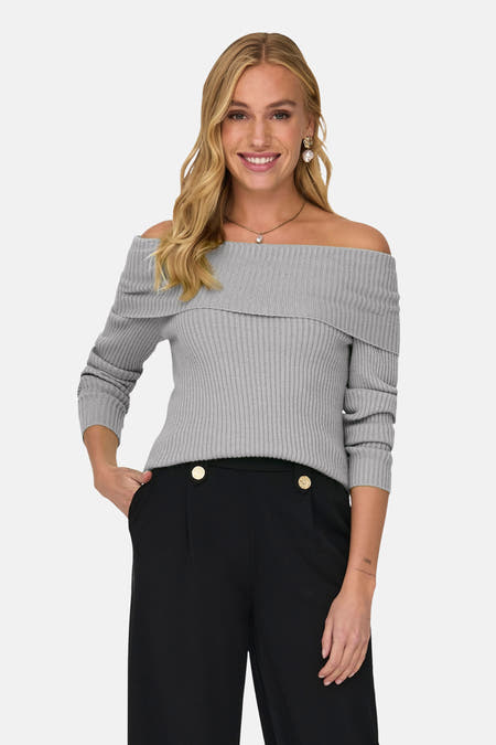 Sweat-shirt gris (décolleté épaules) d'ONLY, avec des manches longues et porté avec un pantalon noir et des baskets vertes, dos.