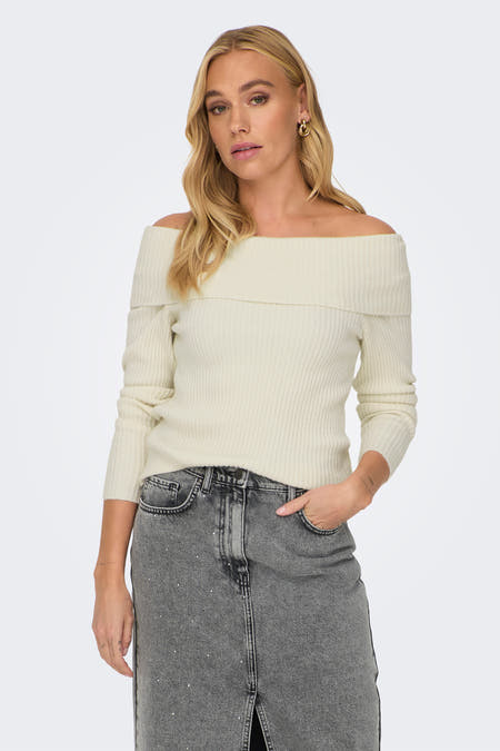 Débardeur blanc ONLY, porté avec une jupe en denim gris ornée de strass.