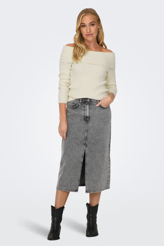 T-shirt à épaules dégagées blanc ONLY, avec des manches longues, associé à une jupe en denim gris et des bottes noires.