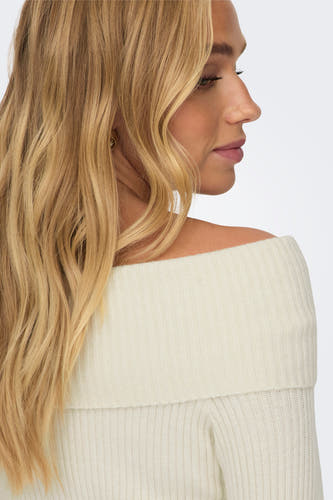 T-shirt à épaules dégagées ONLY® de blanc, avec une texture côtelée et un épaule non couverte en vue de dos.