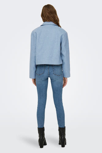 Blauw kort jasje van JDY, met lange mouwen en gecombineerd met jeans en zwarte laarsjes.
