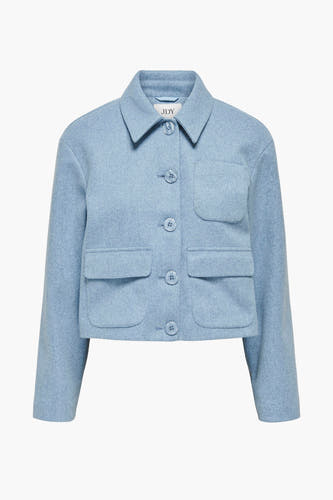 Manteau court bleu de JDY, avec des manches longues et quatre poches.