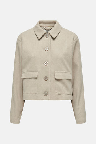 Manteau court beige de JDY, avec des manches longues, une fermeture à boutons et des poches brodées.