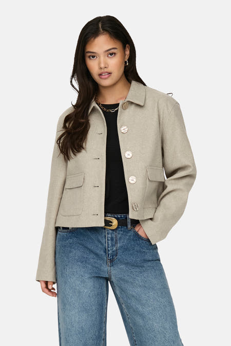 Manteau court beige de JDY, avec des manches longues, une fermeture à boutons et des poches.