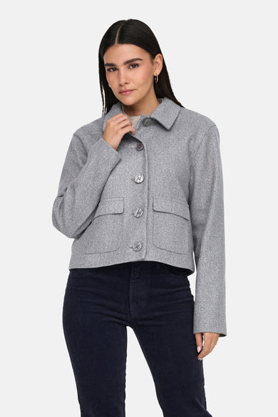 Manteau court gris de JDY, avec fermeture à boutons et poches brodées.