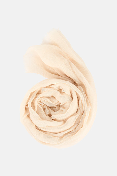 Beige zomersjaal van ONLY, opgerold met een licht kreukelige textuur.