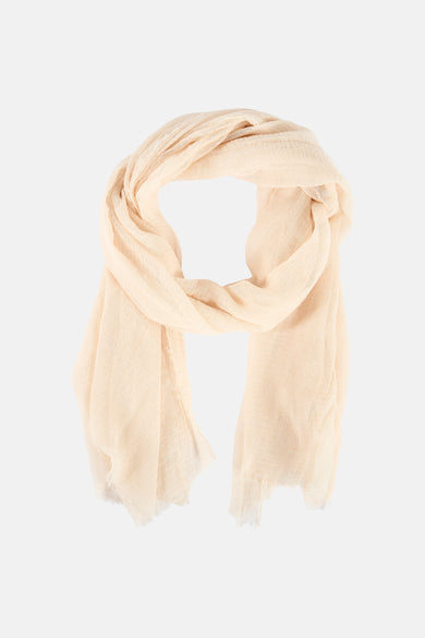 Écharpe d'été beige de ONLY, roulée avec une texture légèrement froissée.