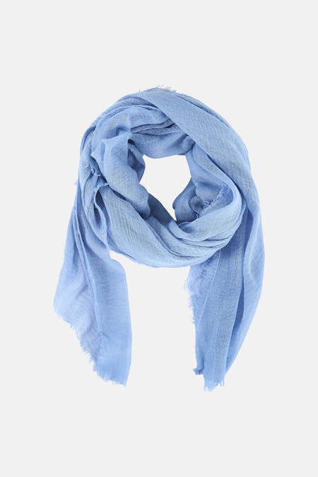 Écharpe d'été bleue de ONLY, affichée roulée avec des bords effilochés.