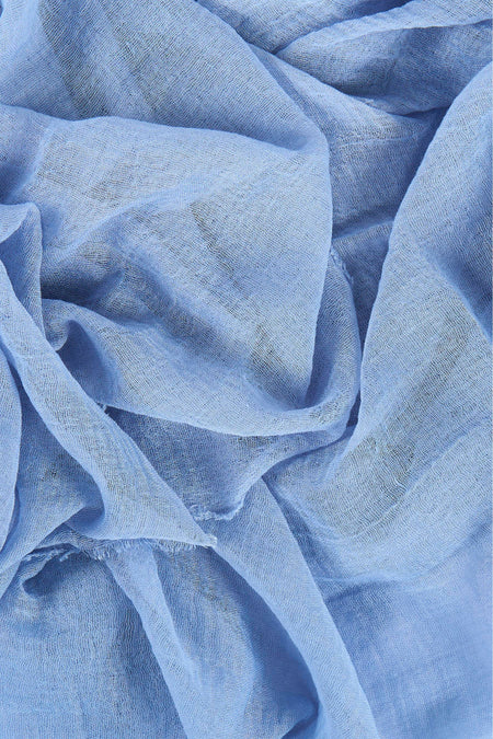 Écharpe d'été bleue de ONLY, avec une texture subtile et des plis amples et drapés.