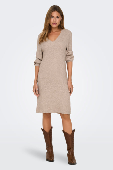 Manteau beige à longues manches de ONLY®, associé à des bottes de cow-boy marron.