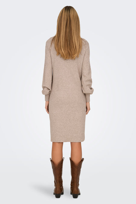 Manteau beige à longues manches de ONLY, en tissu lisse et des bottes brunes.