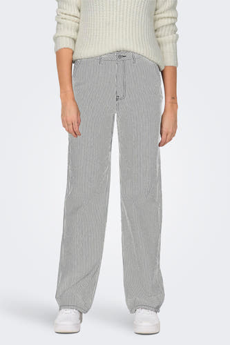 Pantalon blanc de ONLY®, avec un motif rayé fin, associé à une chemise tricotée et des baskets blanches.
