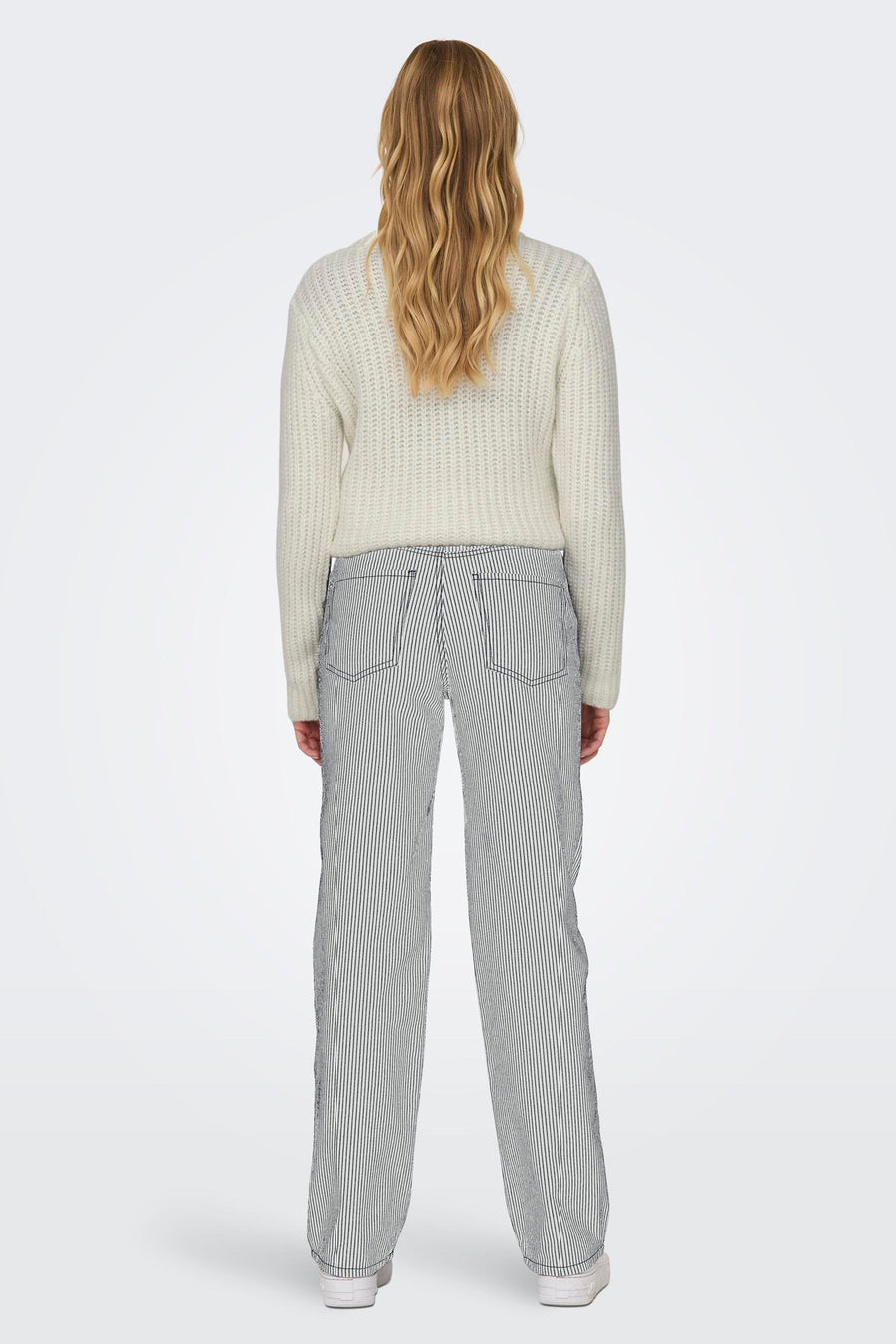 Pantalon blanc de ONLY, avec des rayures verticales et des poches arrière, à voir de derrière.