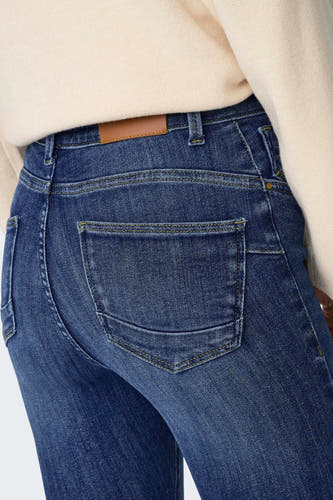 Arrière d'un jean skinny bleu foncé ONLY® avec surpiqûres jaunes et poches arrière classiques.