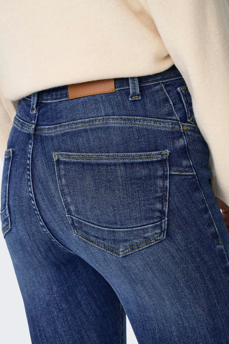 Arrière d'un jean skinny bleu foncé ONLY® avec surpiqûres jaunes et poches arrière classiques.