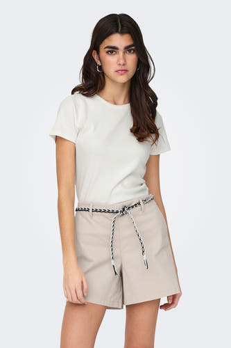 T-shirt blanc à manches courtes de JDY, porté avec des shorts beige et une ceinture tressée.