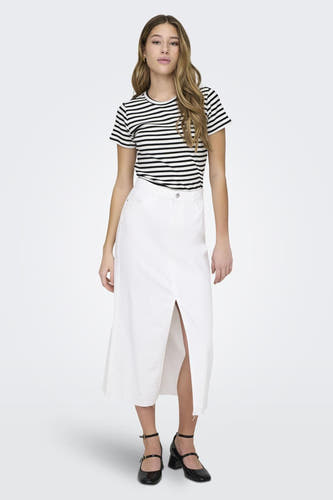 Wit gestreept T-shirt met korte mouwen van JDY, met een witte rok met split en zwarte schoenen.