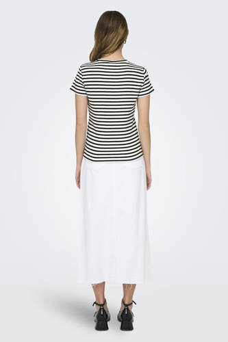 Wit gestreept T-shirt van JDY, met korte mouwen en gedragen met een witte rok.