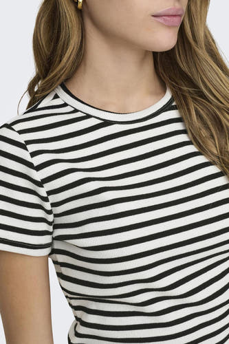 T-shirt rayé blanc avec manches courtes de JDY, avec une texture côtelée et un col rond.