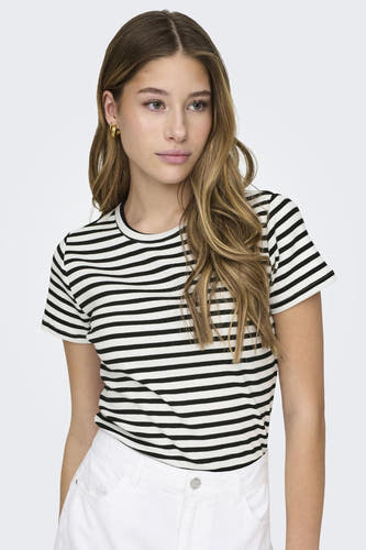 T-shirt rayé blanc à manches courtes de JDY, associé à un short blanc.