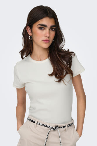 T-shirt blanc à manches courtes de JDY, avec une texture rayée, associé à un pantalon beige et une ceinture tressée.