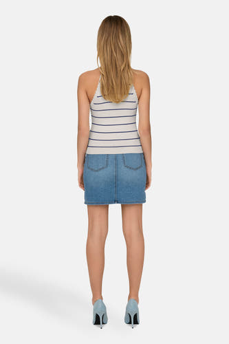 T-shirt sans manches blanc ONLY® avec des rayures bleues, associé à une jupe en denim et des baskets bleues.