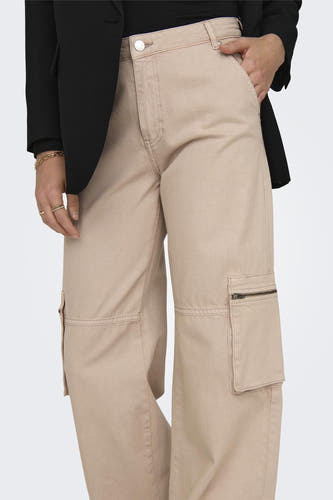 Pantalon cargo rose ONLY, avec des poches à fermeture éclair et un blazer noir.
