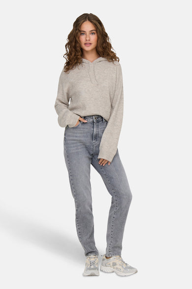 Marinière beige de JDY portée avec un jeans gris et des baskets.