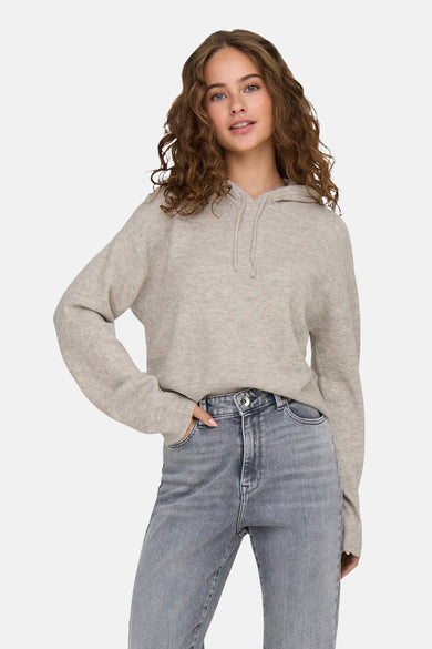 Marinière beige avec capuche JDY, avec des manches longues et des jeans gris.