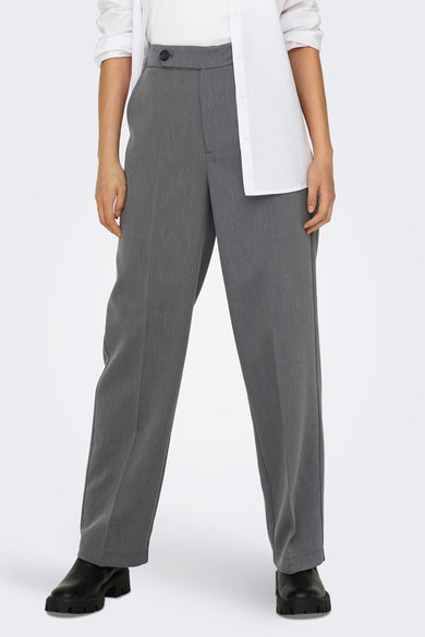 Pantalon gris d'ONLY, avec une taille haute et des jambes droites, associé à un chemisier blanc et des bottines noires.