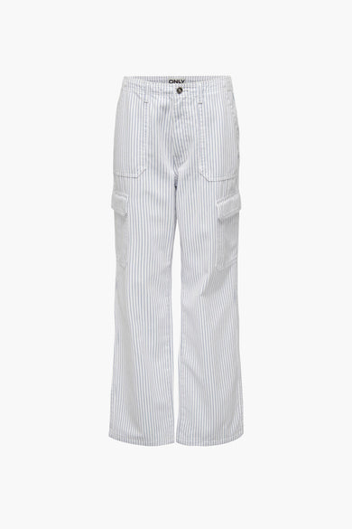 Pantalon blanc de ONLY®, rayé et doté de poches brodées sur l'arrière et les côtés, vu sur l'arrière.