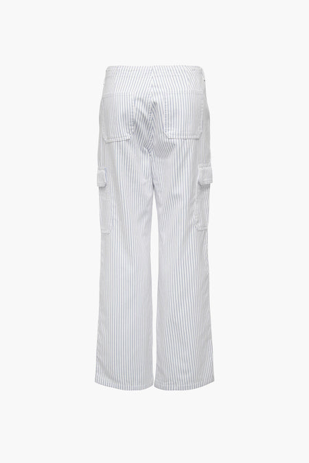 Witte broek van ONLY®, gestreept en voorzien van opgestikte zakken op de achterkant en zijkant, gezien op de achterkant.

