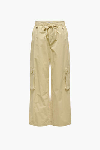 Pantalon cargo beige ONLY, avec ce ce taille é et et poches sur les jambes.