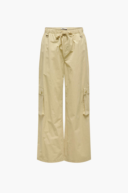 Pantalon cargo beige ONLY, avec ce ce taille é et et poches sur les jambes.