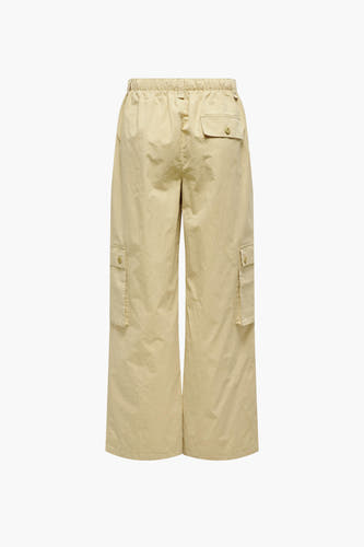 Beige cargobroek van ONLY, met elastische tailleband en cargo zakken op de benen.