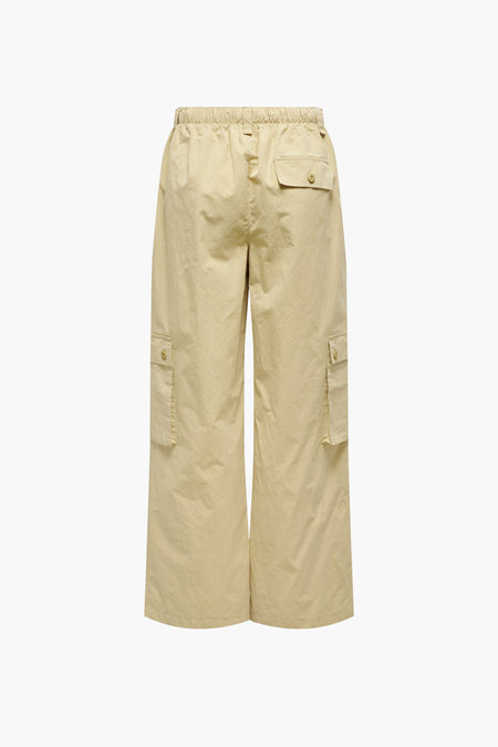 Beige cargobroek van ONLY, met elastische tailleband en cargo zakken op de benen.